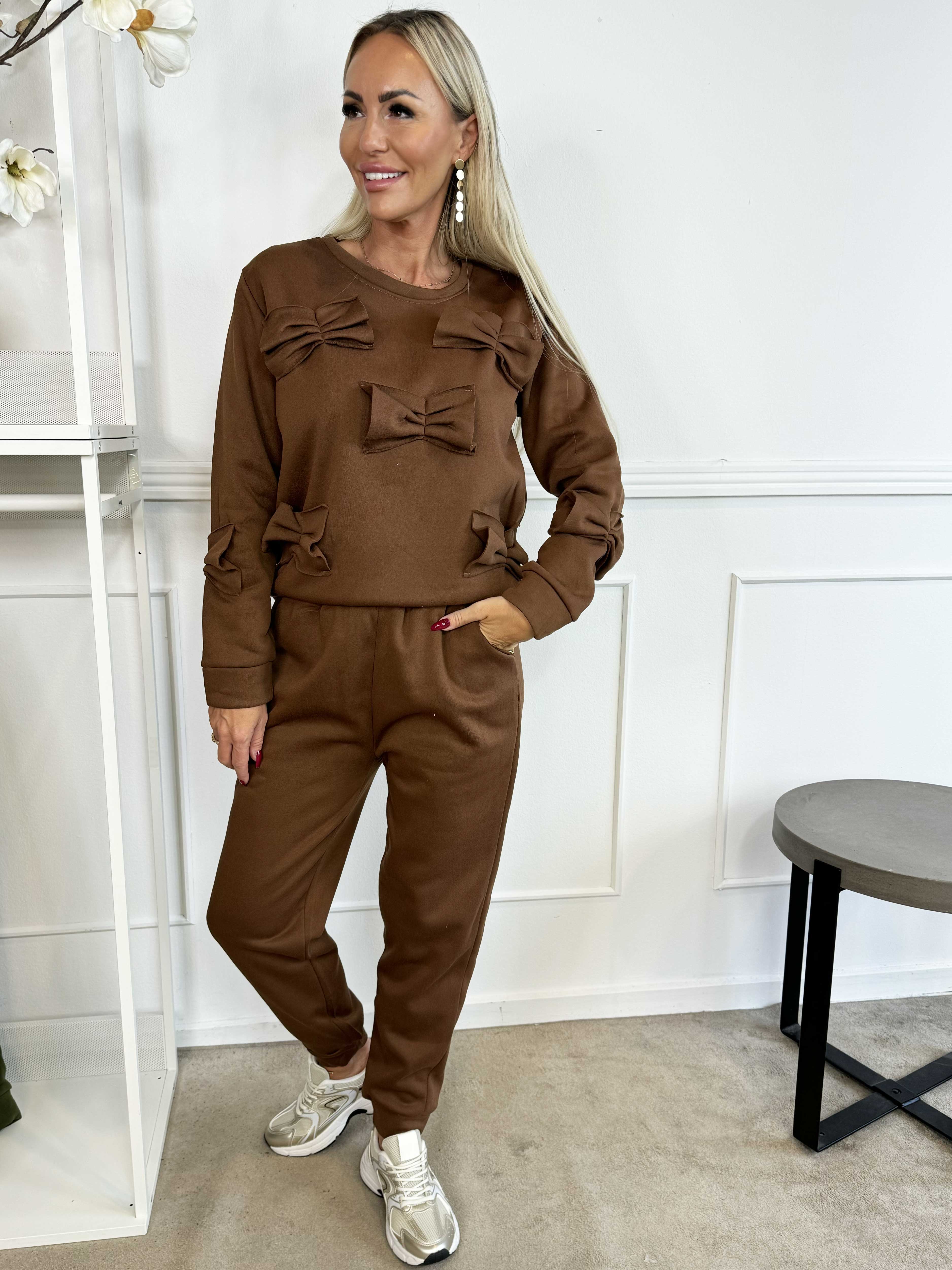 Yeva - Joggingdräkt med små rosetter